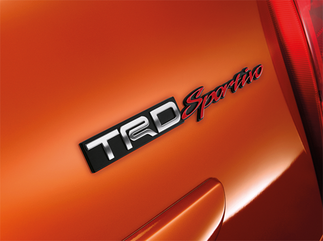 Bên trong Toyota Yaris TRD Sportivo 2016 có bộ ghế bọc da hai màu đen và cam thay vì loại bọc nỉ tiêu chuẩn. Bản thân thảm sàn và mặt trong cửa cũng có hai màu tương tự. Thảm sàn còn đi kèm logo TRD Sportivo như dấu hiệu nhận biết.