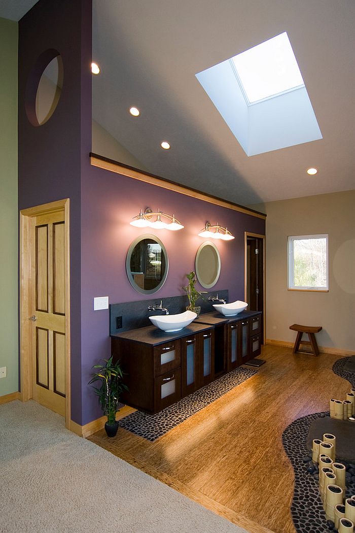 Căn phòng tắm với mảng tường màu tím
