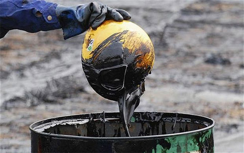 Giá dầu tăng cao sau bạo loạn tại Trung Đông và Bắc Phi có thể tạo áp lực với tăng trưởng kinh tế toàn cầu. Ảnh: Telegraph
