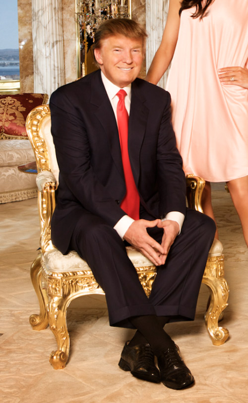 Trump ngồi trên chiếc ghế Louis XV sang trọng