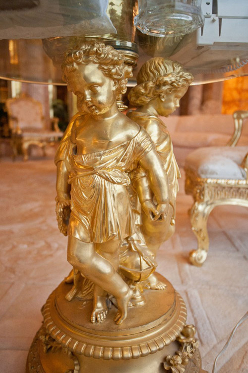 Căn hộ bày đủ các bức tượng điêu khắc dát vàng