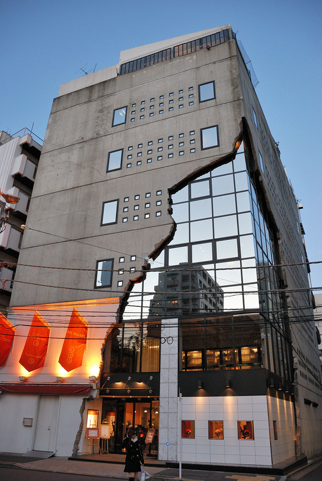 Một phòng trưng bày nghệ thuật ở Nhật Bản với hình dáng của một căn nhà xấu xí đang bị xé toạc ra để lộ phần lõi hiện đại ở bên trong